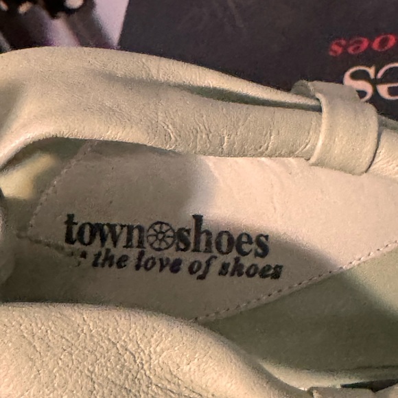 TOWN SHOES | Mint green retro strap open toe still in box vintage leather shoe - Picture 3 of 7